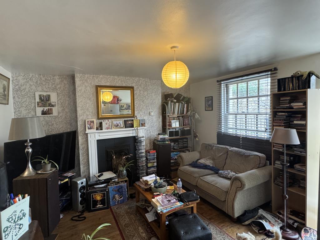 Lot: 6 - TOWN CENTRE MAISONETTE WITH GARDEN FOR INVESTMENT OR OCCUPATION - Living room